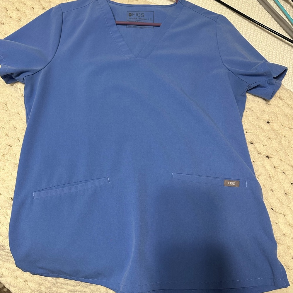 2 figs scrub tops